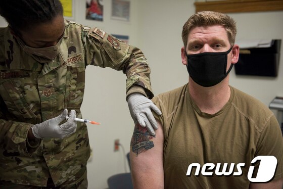 미군 장병들이 신종코로나바이러스 감염증(코로나19) 백신 1차 접종을 받고 있다. (주한미군사령부 제공) 2020.12.29/뉴스1 © News1 임세영 기자