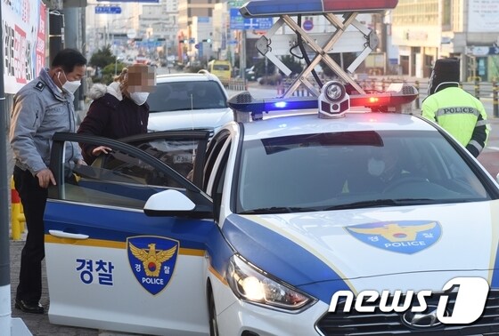 고사장을 잘못찾은 수험생이 북일여고로 이동하기 위해 경찰차에 오르고 있다.© 뉴스1