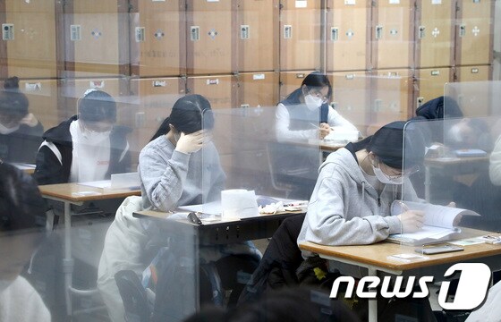 3일 대전 괴정고등학교에서 수험생들이 시험을 준비하는 모습.(대전교육청 제공) 2020.12.3/뉴스1 © News1 김기태 기자