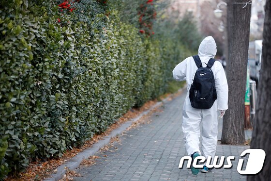 3일 인천 부평고등학교에서 시험을 마친 수험생이 발걸음을 옮기고 있다. 2020.12.3/뉴스1 © News1 이승배 기자