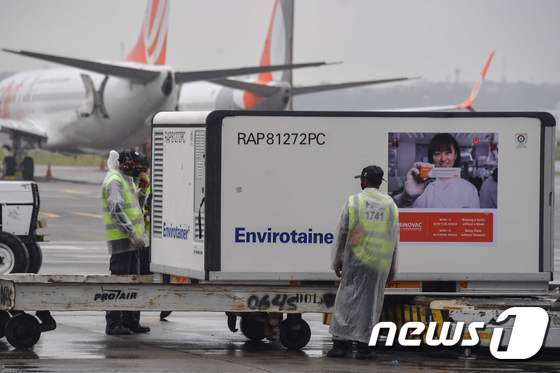 지난달 브라질에 도착한 중국 시노백 신종 코로나바이러스 감염증(코로나19) 백신이 담긴 컨테이너. © AFP=뉴스1