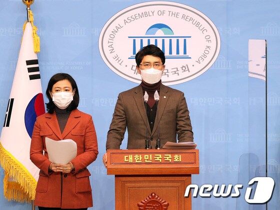 황보승희 국민의힘 의원(왼쪽)과 김병욱 청년의힘 공동대표/뉴스1 © News1 신웅수 기자