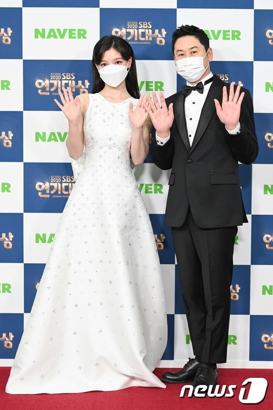 배우 김유정과 방송인 신동엽(SBS 제공)/뉴스1