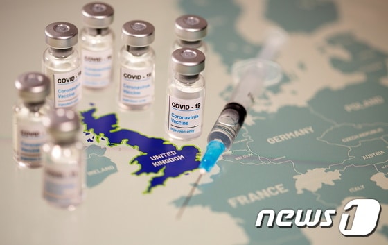 코로나19 백신이라는 라벨이 붙은 물약병과 의료용 주사기가 유럽연합(EU) 지도에 놓여져 있다. .© 로이터=뉴스1