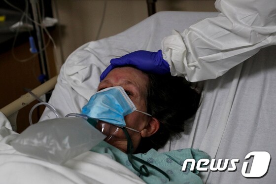 미국 일리노이주 시카고의 한 병원 응급실에서 치료를 받고 있는 코로나19 환자 © 로이터=뉴스1