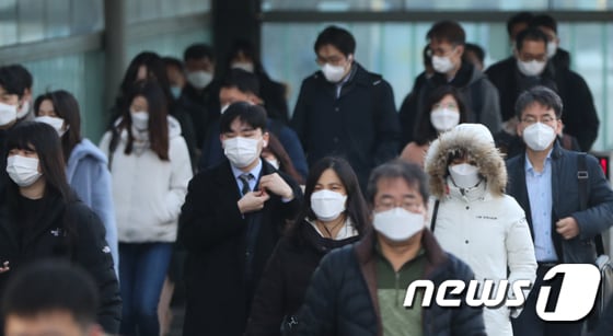 전국 대부분 지역에서 아침 기온이 영하로 떨어진 4일 서울 여의도역 인근에서 시민들이 두터운 옷을 입고 출근하고 있다. 2020.12.4/뉴스1 © News1 허경 기자