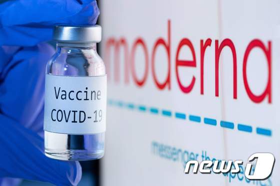 '코로나19 백신' 표시가 돼 있는 병과 미국 제약서 모더나 로고 © AFP=뉴스1