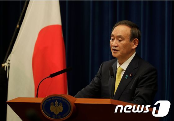 스가 요시히데 일본 총리가 4일 오후 총리관저에서 기자회견을 하고 있다. © AFP=뉴스1