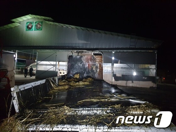 충남 아산시 문방리 한 축사 앞에 세워둔 트럭에서 불이 났다.(아산소방서 제공)© 뉴스1