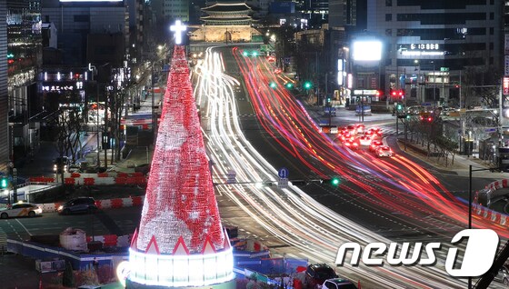 '온누리에 평화를' 서울광장 밝힌 성탄 트리