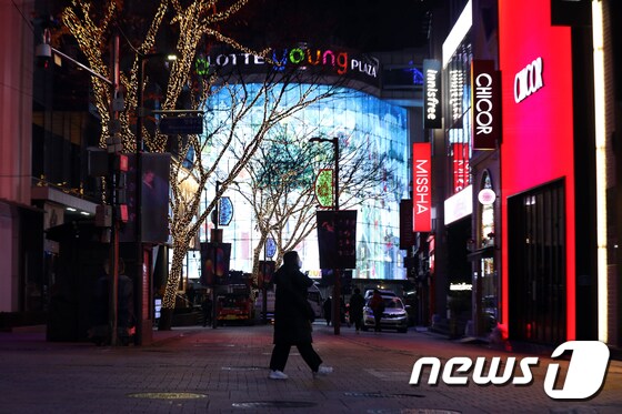 지난해 12월5일 오후 한산한 서울 명동거리 모습. 2020.12.5/뉴스1 © News1 황기선 기자