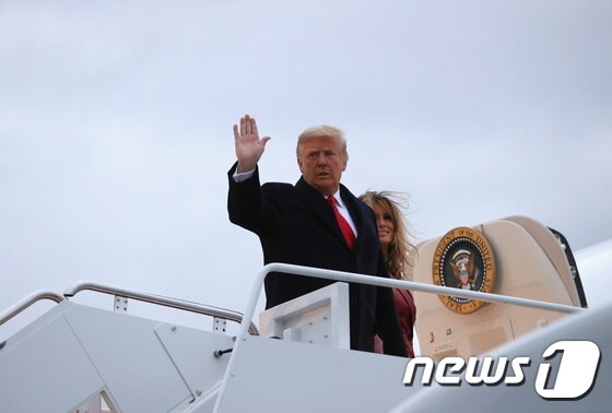 도널드 트럼프 미국 대통령이 5일(현지시간) 미국 메릴랜드 주 앤드루스 기지에서 에어포스원에 오르면 손을 흔들고 있다. 트럼프 대통령은 조지아로 가서 선거운동을 할 계획이다.  © 로이터=뉴스