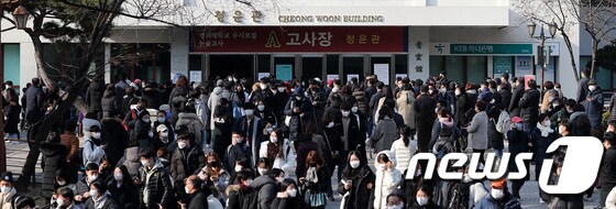 지난해 12월6일 서울 한 대학에서 수시모집 논술고사를 치른 수험생들이 고사장 밖으로 나오고 있다. /뉴스1 © News1 박지혜 기자