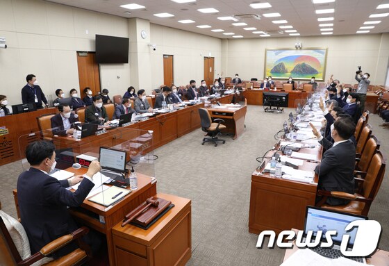 국회 정무위원회 전체회의 2020.12.7/뉴스1 © News1 신웅수 기자