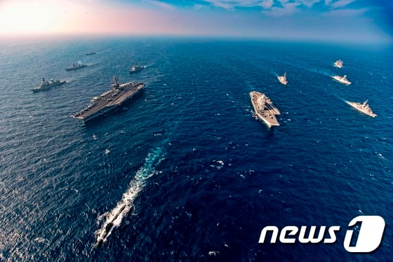 지난달 인도양에서 열시된 미국·일본·인도·호주 등 4개국 해군 합동훈련 '말라바르'에 참가한 미 항공모함 등 각국 함선들 © AFP=뉴스1