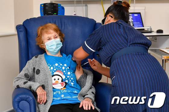 지난달 8일(현지시간) 영국 코번트리 대학 병원에서 90세의 마거릿 키넌 할머니가 미국 제약사 화이자와 독일 바이오엔테크가 공동 개발한 코로나19 백신을 세계 최초로 접종받고 있다. © AFP=뉴스1 © News1 우동명 기자