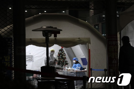 신종 코로나바이러스 감염증(코로나19) 신규 확진자가 686명 발생한 지난 9일 서울 용산구보건소에 마련된 선별진료소를 찾은 시민들이 검사를 받고 있다./뉴스1 © News1