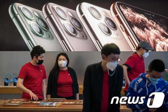 중국 베이징의 애플 매장에 손님과 스태프들이 마스크를 쓰고 있다. <자료사진> © AFP=뉴스1