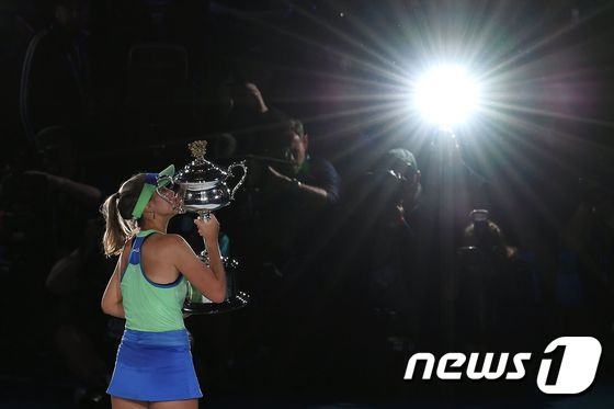소피아 케닌이 호주 오픈 정상에 오른 뒤 우승 트로피에 입맞추고 있다. © AFP=뉴스1