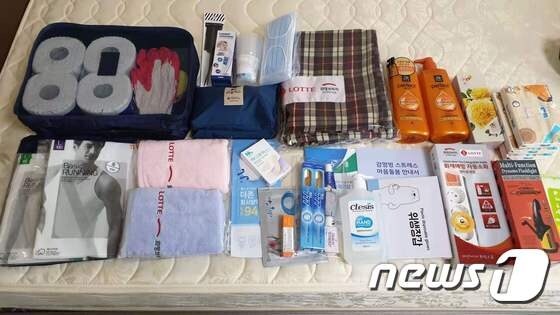 1일 우한 교민 이모씨가 충남 아산 경찰인재개발원에 입소하며 지급받은 물품들.(독자제공)© 뉴스1