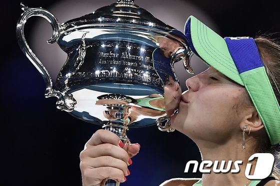 소피아 케닌이 호주오픈 우승 트로피에 입맞춤하는 모습. © AFP=뉴스1
