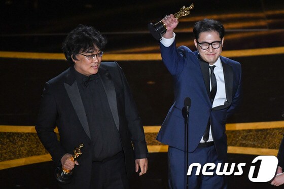 봉준호 감독(왼쪽)과 한진원 작가 © AFP=뉴스1