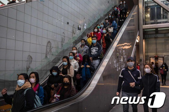 신종 코로나바이러스 감염증의 확산 속 홍콩의 한 에스컬레이터에 마스크를 쓴 시민들이 타고 있다.  <자료사진> © AFP=뉴스1 © News1 우동명 기자