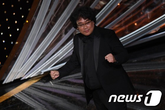아카데미 시상식 최우수작품상 수상 후 기뻐하는 봉준호 감독 © AFP=뉴스1