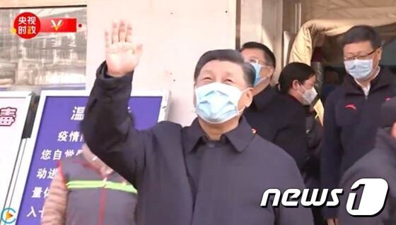 현장 지도에 나선 시진핑 주석이 시민들에게 손을 흔들고 있다. (중국 CCTV 캡처) © 뉴스1