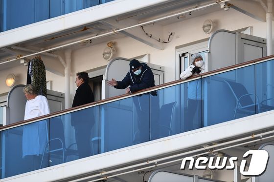 지난 10일 답답한 프린세스호 승객들이 발코니에 나와 있다. © AFP=뉴스1 © News1 우동명 기자