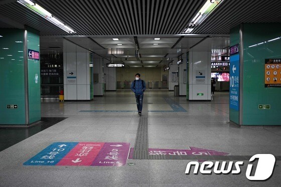 10일(현지시간) 신종 코로나바이러스 감염증의 확산 속 베이징 전철역 내에 마스크를 쓴 승객이 걸어가고 있다. © AFP=뉴스1 © News1 우동명 기자