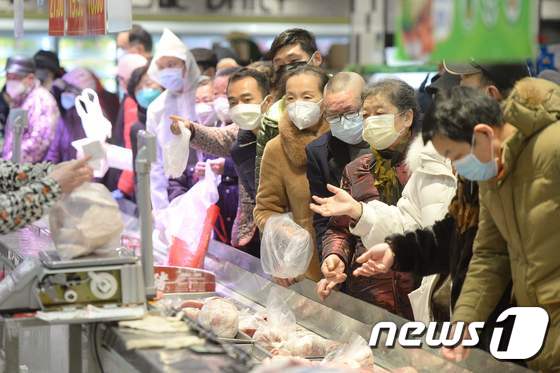 10일(현지시간) 신종 코로나바이러스 감염증의 발원지인 후베이성 우한의 한 슈퍼마켓에 마스크를 쓴 주민들이 몰려 생필품을 사고 있다. © AFP=뉴스1 © News1 우동명 기자
