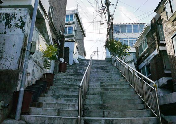 영화 속 기택의 동네 계단. 여느 주택가에서 볼 수 있는 계단이다.
