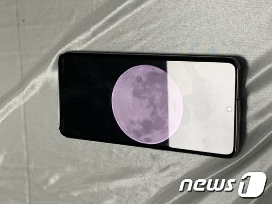 갤럭시S20 울트라 100배 줌으로 달을 촬영한 사진 © 뉴스1