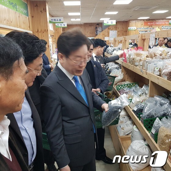 이재명 지사가 이천 로컬푸드직매장에서 지역 특산물을 구입하고 있다. © News1 김평석 기자
