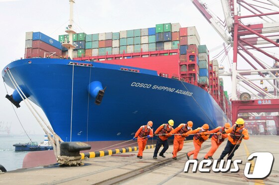 지난해 4월 중국 칭다오 항에서 근로자들이 컨테이너선을 밧줄로 묶고 있다. © 로이터=뉴스1 © News1 