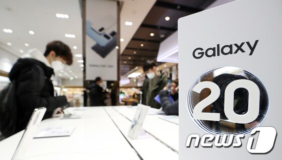  서울 서초구 삼성전자 딜라이트샵에 전시된 삼성전자 '갤럭시S20 5G' 스마트폰/뉴스1 © News1