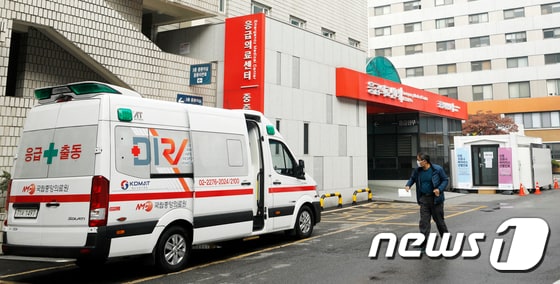 신종코로나 바이러스 감염증(코로나19) 의심환자로 분류된 30대 한국인 남성이 지난 1월 중국 하이난을 다녀왔으며, 이날 오전 숨기기 전 심폐소생술을 받은 것으로 확인됐다./뉴스1 © News1 안은나 기자