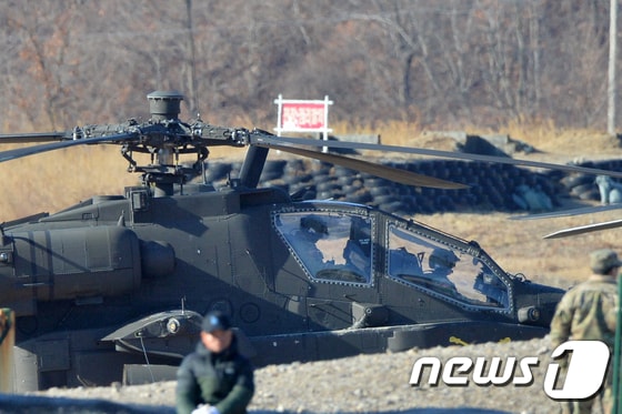 미 육군 아파치 가디언(AH-64E) 공격 헬기가 13일 오전 경북 포항시 남구 장기면 군 사격장에서 사격 전술 훈련을 준비하고 있다. 2020.2.13/뉴스1 © News1 최창호 기자