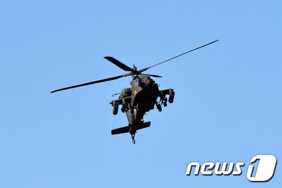 미 육군 아파치 가디언(AH-64E) 공격 헬기가 13일 오전 경북 포항시 남구 장기면 군 사격장에서 사격 전술 기동을 하고 있다. 2020.2.13/뉴스1 © News1 최창호 기자