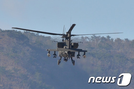 미 육군 아파치 가디언(AH-64E) 공격 헬기가 13일 오전 경북 포항시 남구 장기면 군 사격장에서 사격 전술 훈련을 하기 위해 이륙하고 하고 있다. 2020.2.13/뉴스1 © News1 최창호 기자