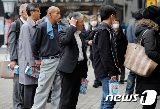 14일 일본 도쿄의 한 약국에 사람들이 마스크를 사기 위해 줄을 선 모습.  © 로이터=뉴스1 © News1 윤다혜 기자