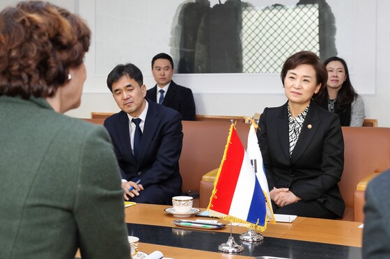 김현미 국토교통부 장관이 14일 네덜란드 대사를 만나 설명를 듣고 있다. /국토교통부 제공 © 뉴스1