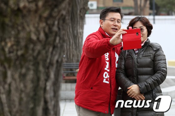 21대 총선에서 종로 지역구 출마선언을 한 황교안 자유한국당 대표가 15일 오후 서울 종로구 마로니에 공원에서 시민과 기념사진을 찍고 있다. 2020.2.15/뉴스1 © News1 이동해 기자