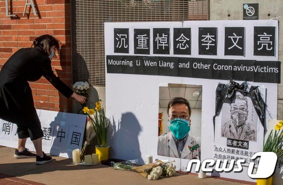 미국 캘리포니아주 UCLA 캠퍼스에 15일(현지시간) 코로나19 확산을 경고했던 중국인 의사 리원량에 대한 추모공간이 설치돼 있다. © AFP=뉴스1