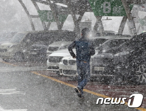 16일 오후 충남 천안시 입장휴게소 서울방면에서 많은 눈이 내려 시민들이 발걸음을 재촉하고 있다. 2020.2.16/뉴스1 © News1 신웅수 기자