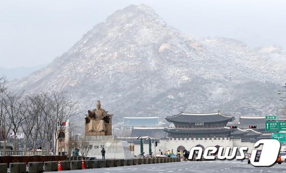 눈이 내리는 16일 서울 도심에서 바라본 북악산이 흰눈으로 덮여 있다. 2020.2.16/뉴스1 © News1 박지혜 기자
