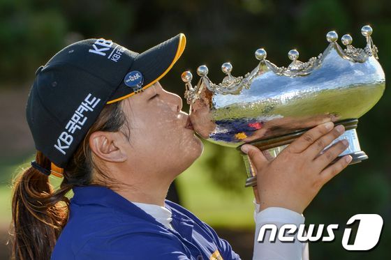 LPGA 통산 20번째 우승 달성한 박인비 '우승트로피에 입맞춤'