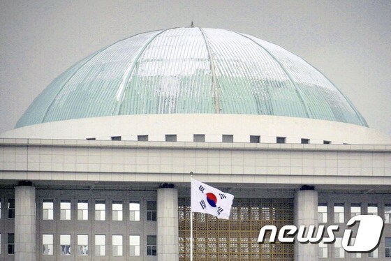 영하 추위 서울…눈 쌓인 국회의사당