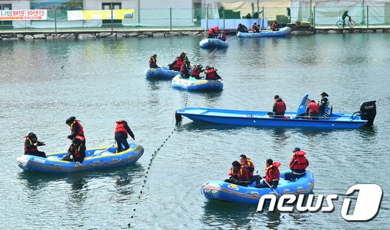 산천어 보트낚시 (화천군청제공)2020.2.17/뉴스1 © News1 홍성우 기자